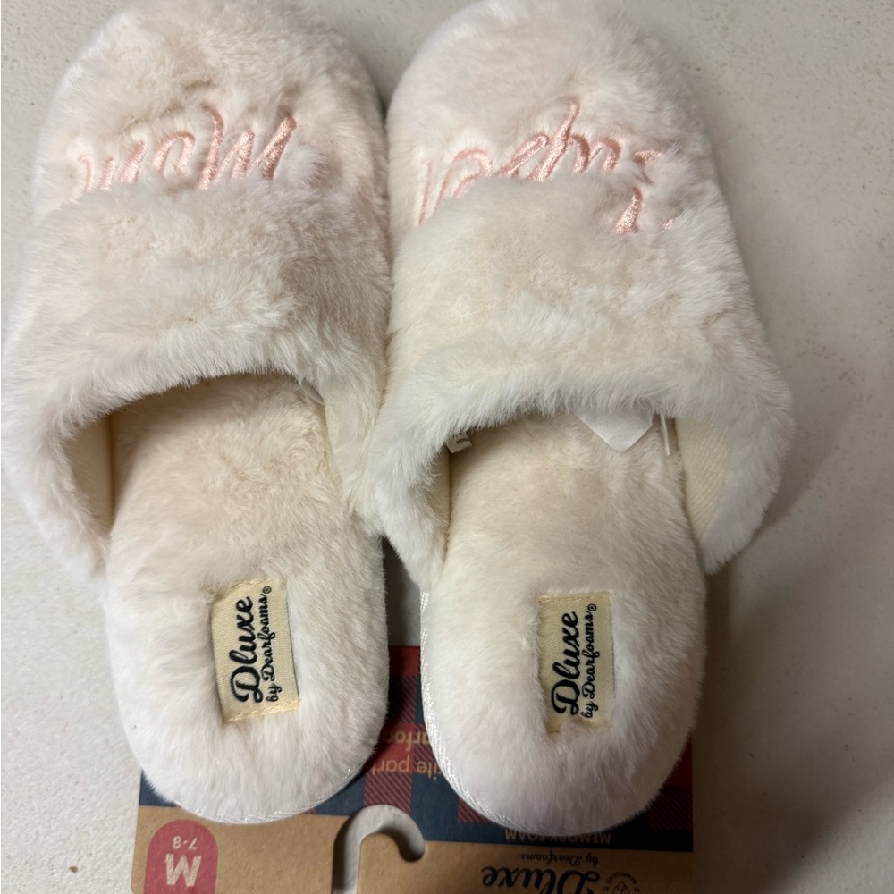 Women’s “super mom cream slippers.